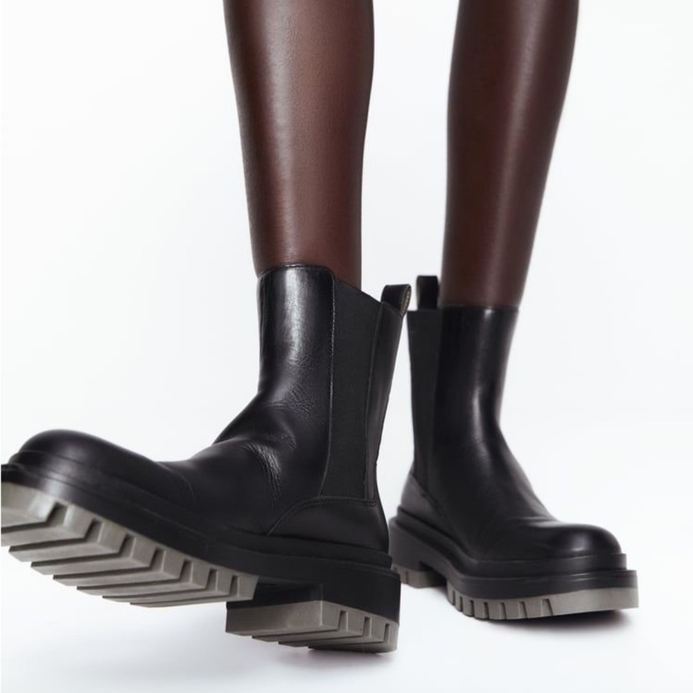 Zara Lug Sole Low Heel Leather Ankle Boots (6/35/Blac… Gem